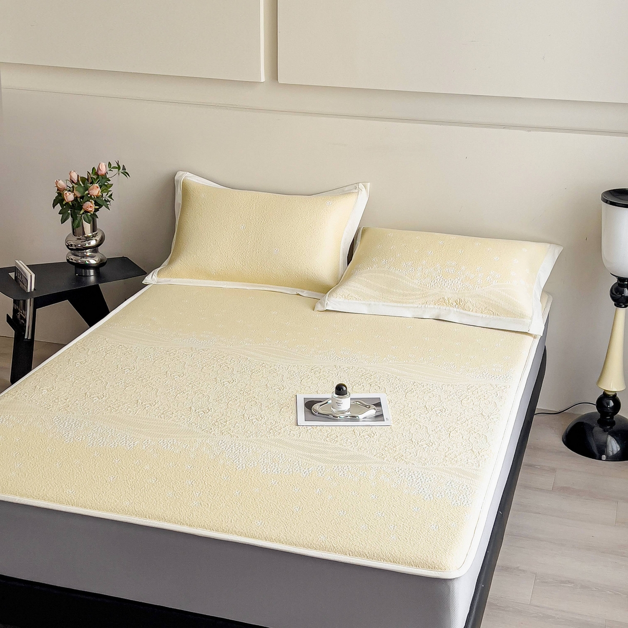 91家纺网 家纺一手货源 找家纺 孩子王家纺 2026春夏新款PE乙纶学生宿舍高克重凉感值过0.21冰豆豆席凉感席子凉席席子 花园淡雅黄 床笠款