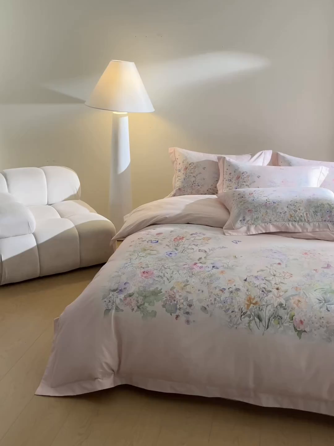 91家纺网 家纺一手货源 找家纺 U品汇 2026新品纯棉全棉平网大版数码印花四件套高端60支长绒棉贡缎埋绳宽边系列 雾花蝶影（粉）