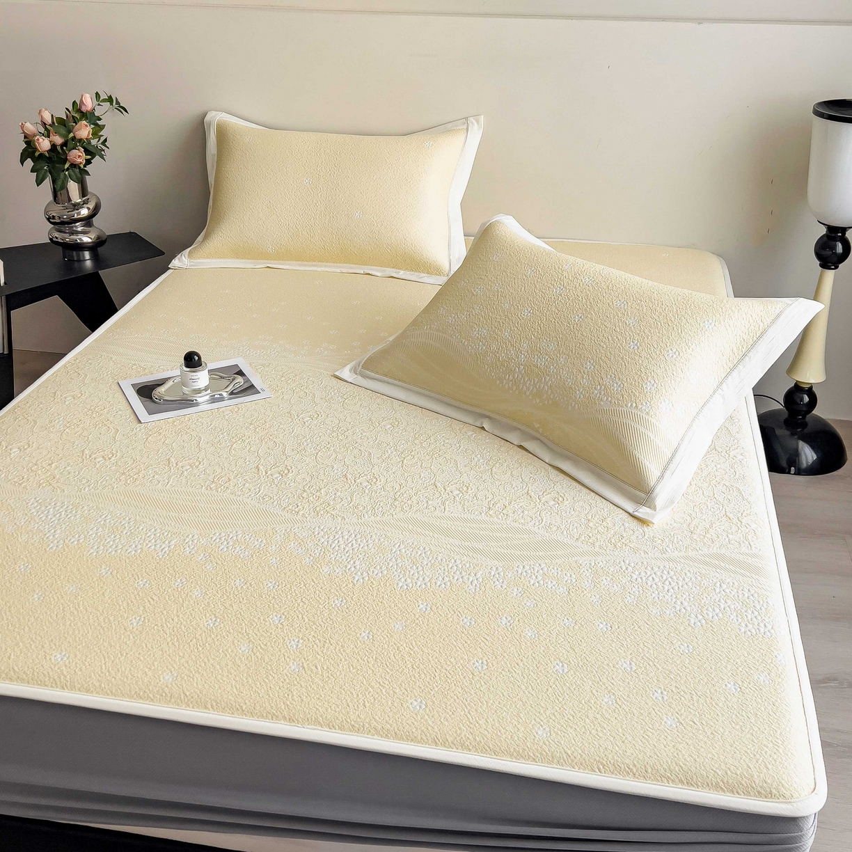 91家纺网 家纺一手货源 找家纺 孩子王家纺 2026春夏新款PE乙纶学生宿舍高克重凉感值过0.21冰豆豆席凉感席子凉席席子 花园淡雅黄 床笠款