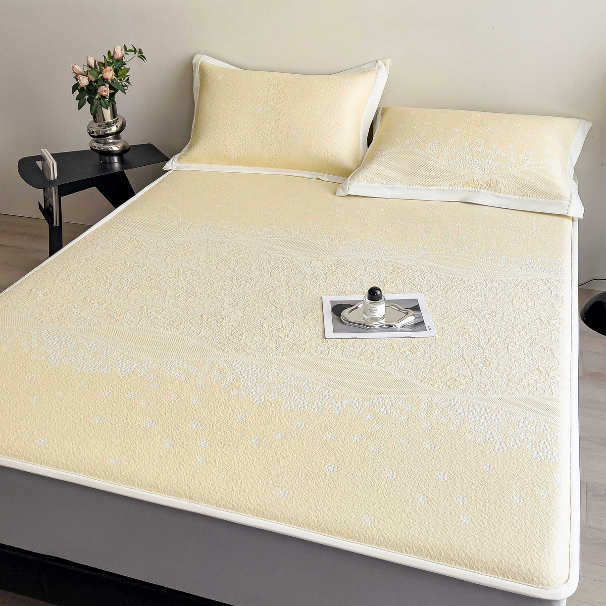 91家纺网 家纺一手货源 找家纺 孩子王家纺 2026春夏新款PE乙纶学生宿舍高克重凉感值过0.21冰豆豆席凉感席子凉席席子 花园淡雅黄 床笠款