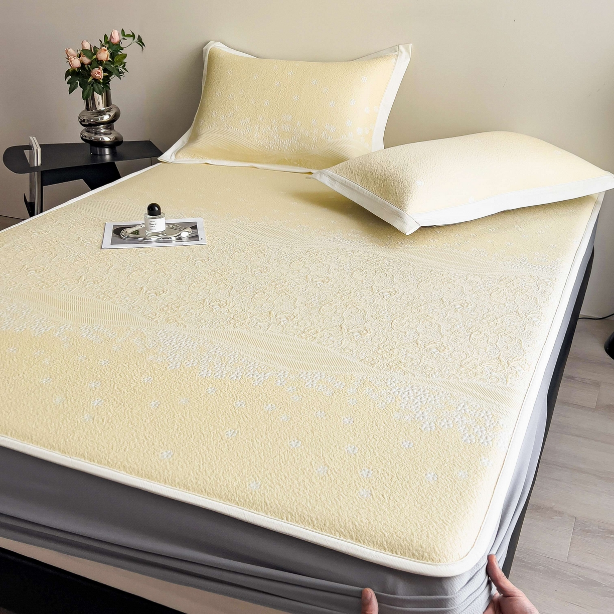 91家纺网 家纺一手货源 找家纺 孩子王家纺 2026春夏新款PE乙纶学生宿舍高克重凉感值过0.21冰豆豆席凉感席子凉席席子 花园淡雅黄 床笠款