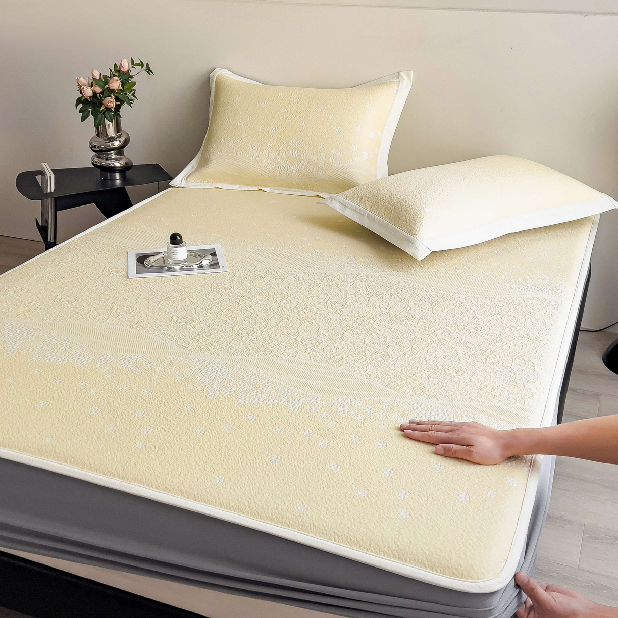 91家纺网 家纺一手货源 找家纺 孩子王家纺 2026春夏新款PE乙纶学生宿舍高克重凉感值过0.21冰豆豆席凉感席子凉席席子 花园淡雅黄 床笠款