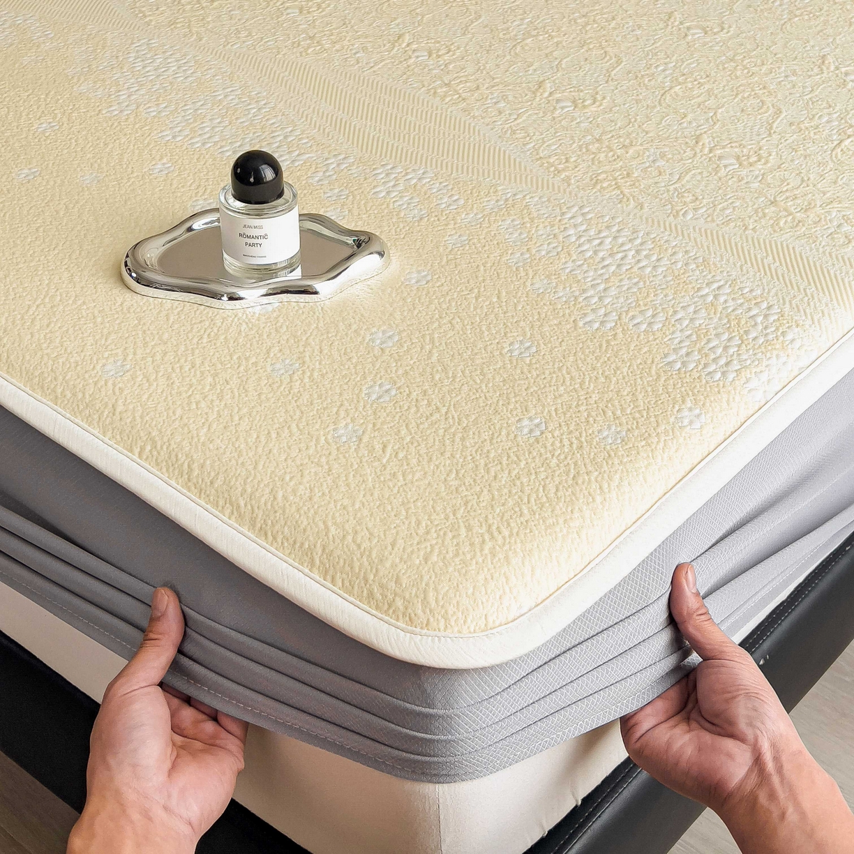 91家纺网 家纺一手货源 找家纺 孩子王家纺 2026春夏新款PE乙纶学生宿舍高克重凉感值过0.21冰豆豆席凉感席子凉席席子 花园淡雅黄 床笠款