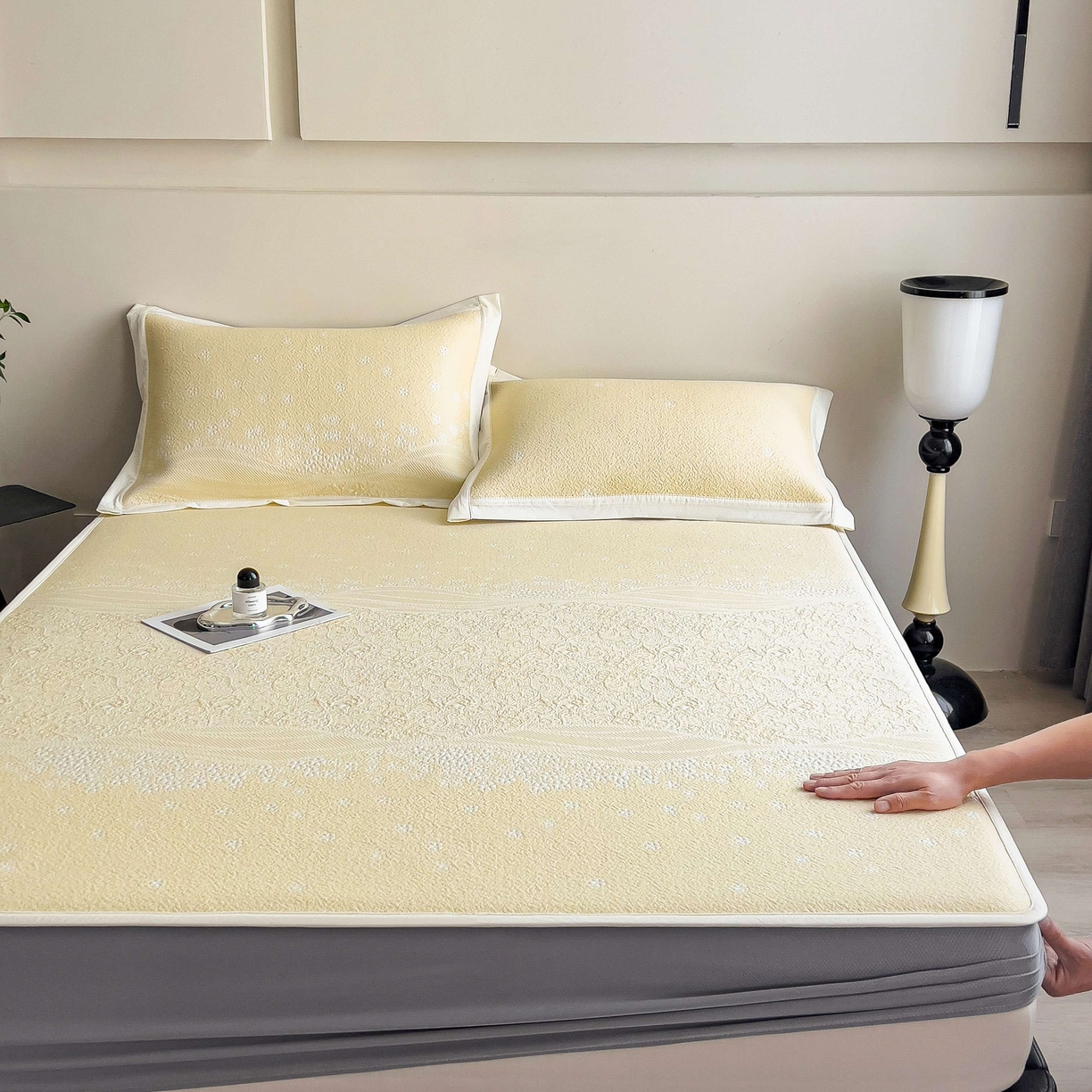 91家纺网 家纺一手货源 找家纺 孩子王家纺 2026春夏新款PE乙纶学生宿舍高克重凉感值过0.21冰豆豆席凉感席子凉席席子 花园淡雅黄 床笠款