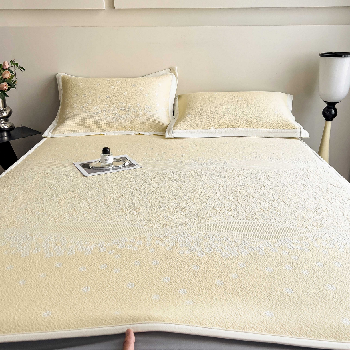 91家纺网 家纺一手货源 找家纺 孩子王家纺 2026春夏新款PE乙纶学生宿舍高克重凉感值过0.21冰豆豆席凉感席子凉席席子 花园淡雅黄 床笠款