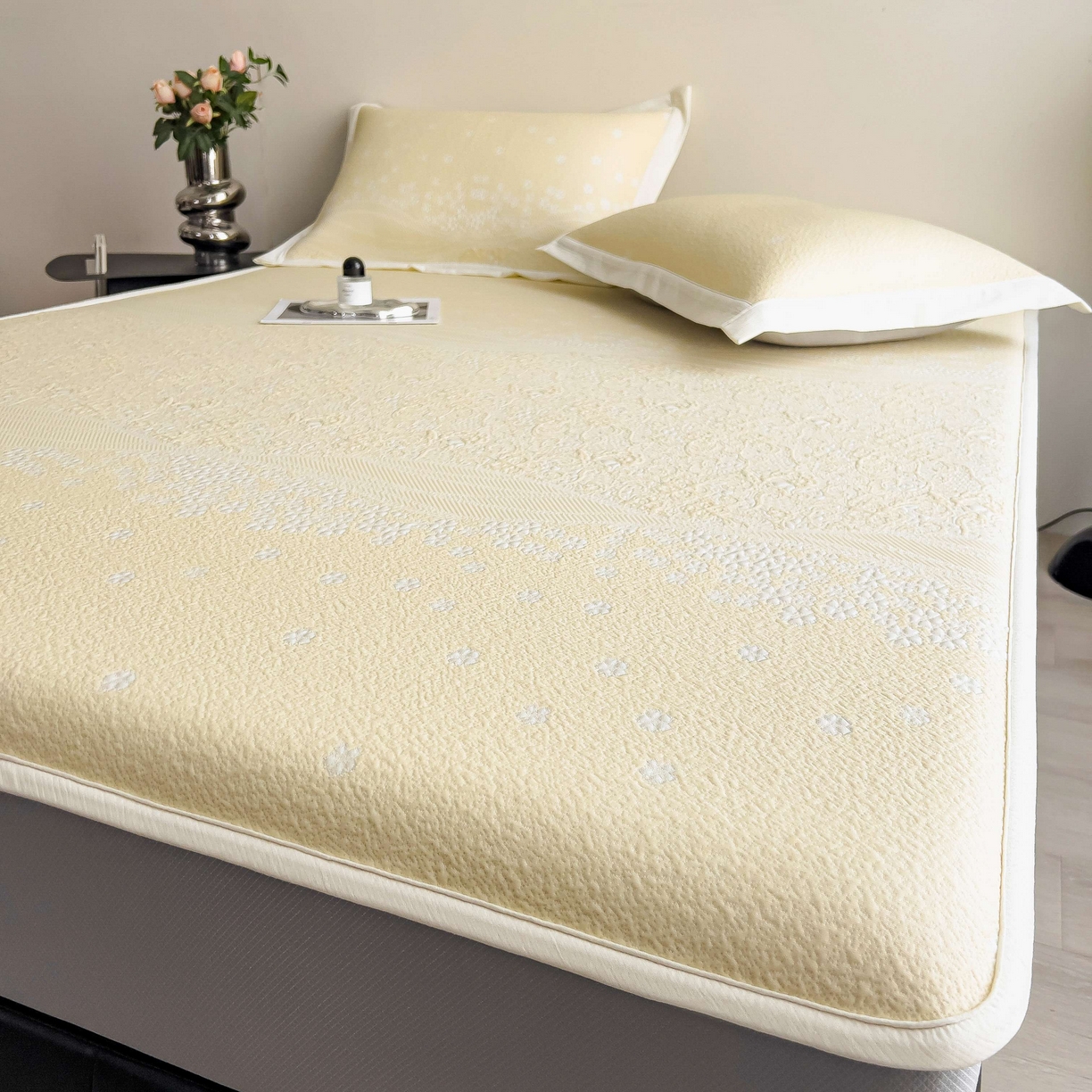 91家纺网 家纺一手货源 找家纺 孩子王家纺 2026春夏新款PE乙纶学生宿舍高克重凉感值过0.21冰豆豆席凉感席子凉席席子 花园淡雅黄 床笠款