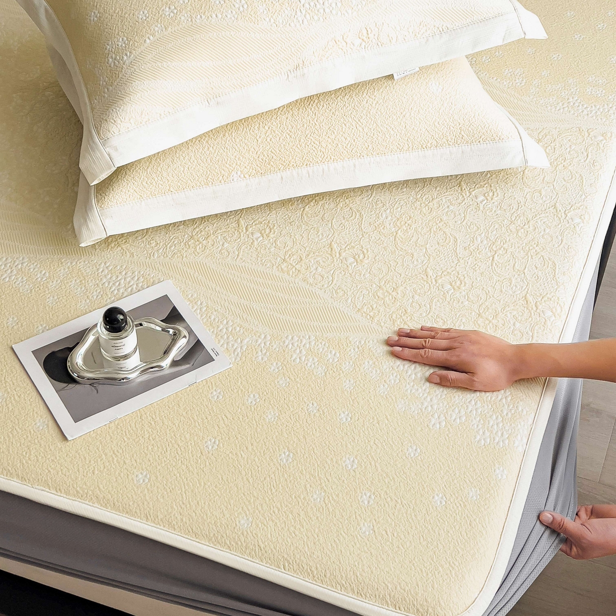 91家纺网 家纺一手货源 找家纺 孩子王家纺 2026春夏新款PE乙纶学生宿舍高克重凉感值过0.21冰豆豆席凉感席子凉席席子 花园淡雅黄 床笠款