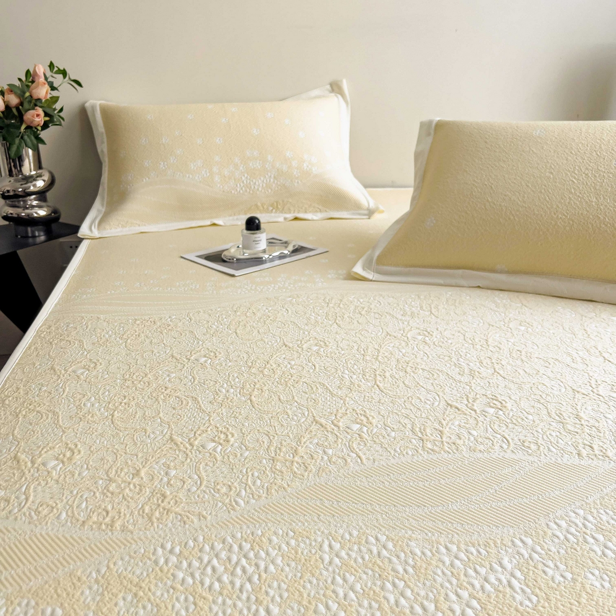 91家纺网 家纺一手货源 找家纺 孩子王家纺 2026春夏新款PE乙纶学生宿舍高克重凉感值过0.21冰豆豆席凉感席子凉席席子 花园淡雅黄 床笠款