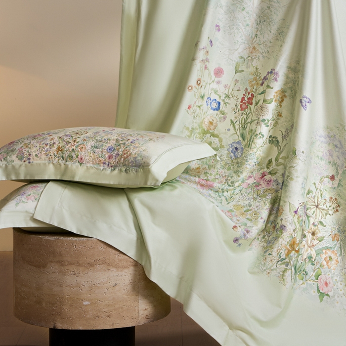 91家纺网 家纺一手货源 找家纺 U品汇 2026新品纯棉全棉平网大版数码印花四件套高端60支长绒棉贡缎埋绳宽边系列 雾花蝶影（绿）