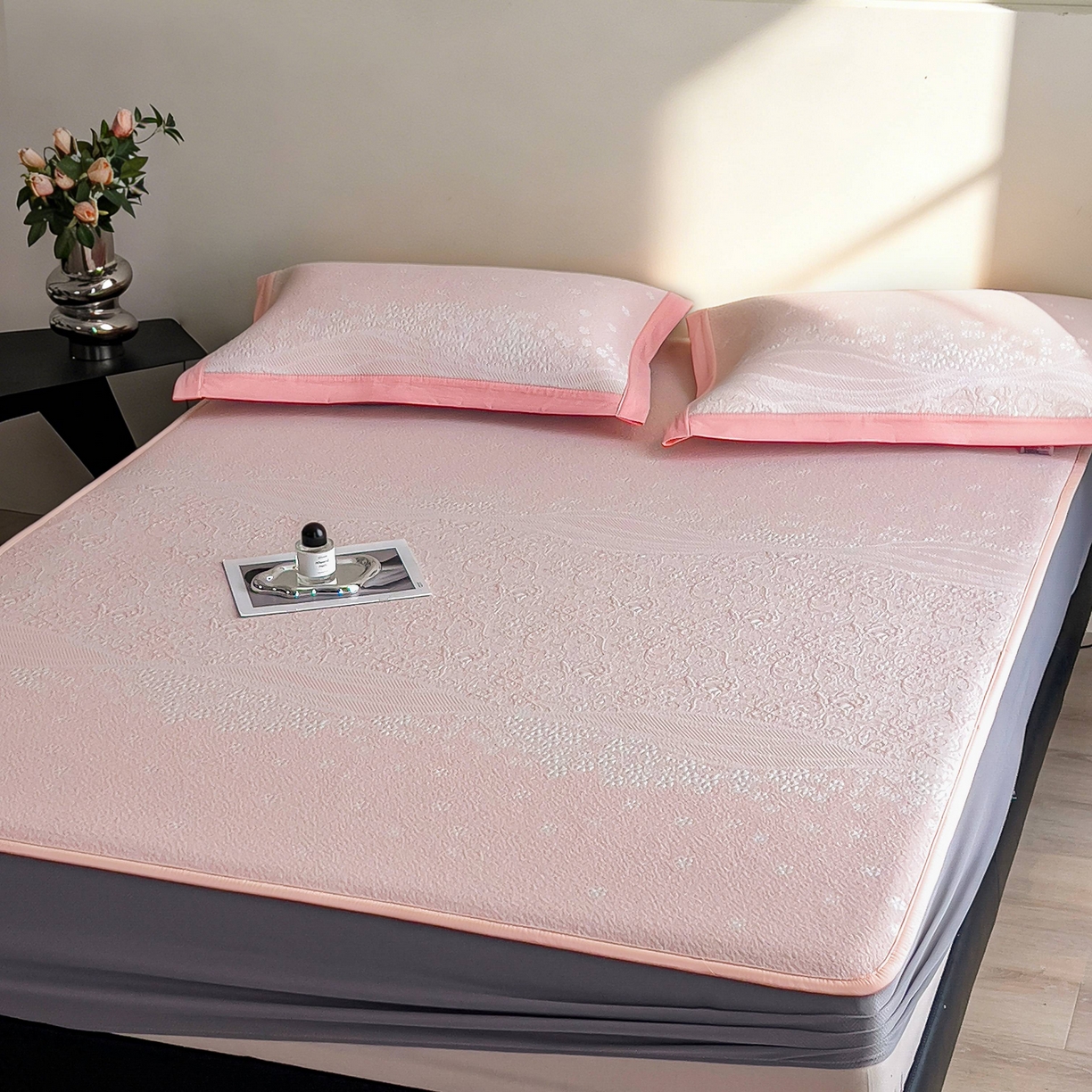 91家纺网 家纺一手货源 找家纺 孩子王家纺 2026春夏新款PE乙纶学生宿舍高克重凉感值过0.21冰豆豆席凉感席子凉席席子 花园蜜裸粉 床笠款