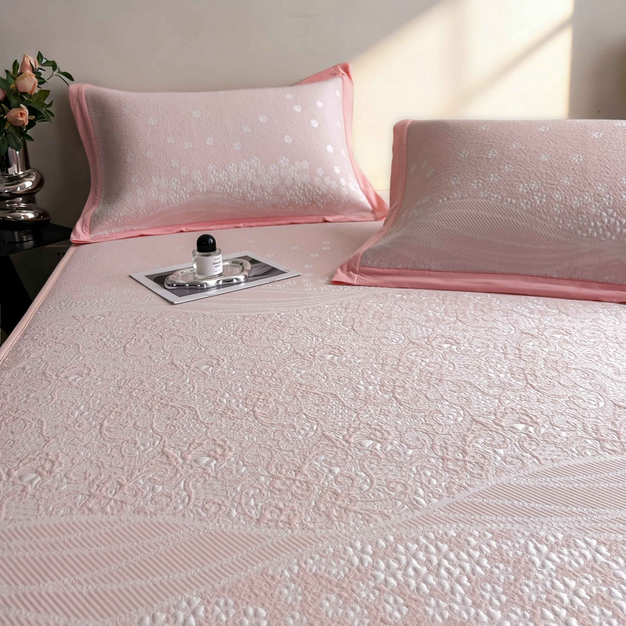 91家纺网 家纺一手货源 找家纺 孩子王家纺 2026春夏新款PE乙纶学生宿舍高克重凉感值过0.21冰豆豆席凉感席子凉席席子 花园蜜裸粉 床笠款