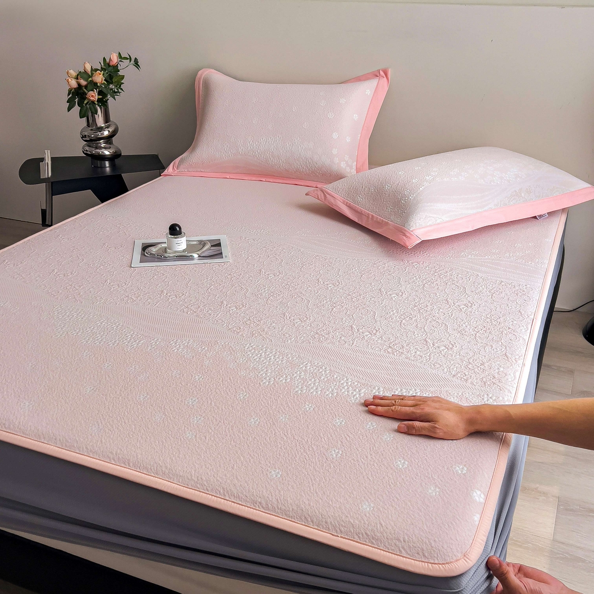 91家纺网 家纺一手货源 找家纺 孩子王家纺 2026春夏新款PE乙纶学生宿舍高克重凉感值过0.21冰豆豆席凉感席子凉席席子 花园蜜裸粉 床笠款