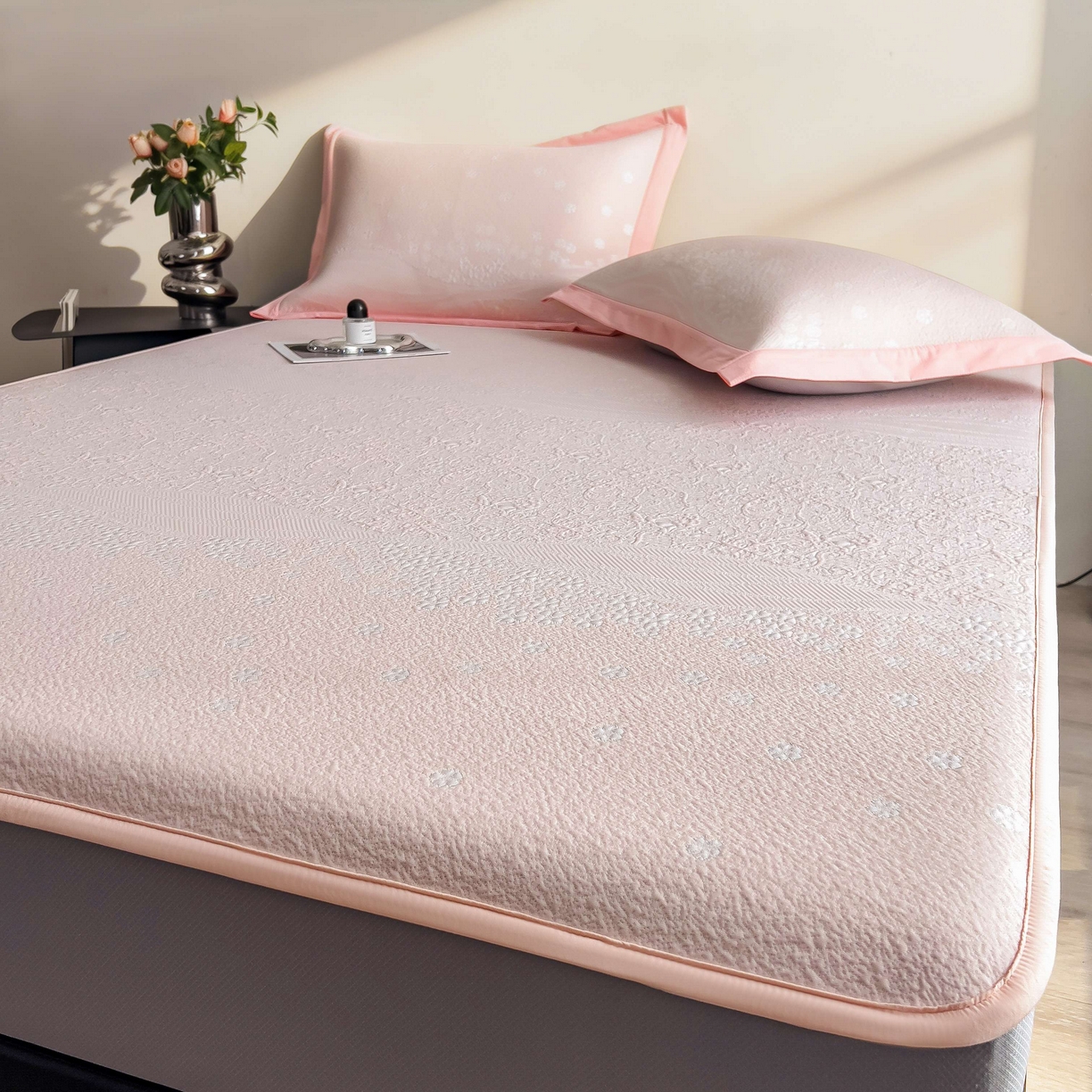 91家纺网 家纺一手货源 找家纺 孩子王家纺 2026春夏新款PE乙纶学生宿舍高克重凉感值过0.21冰豆豆席凉感席子凉席席子 花园蜜裸粉 床笠款