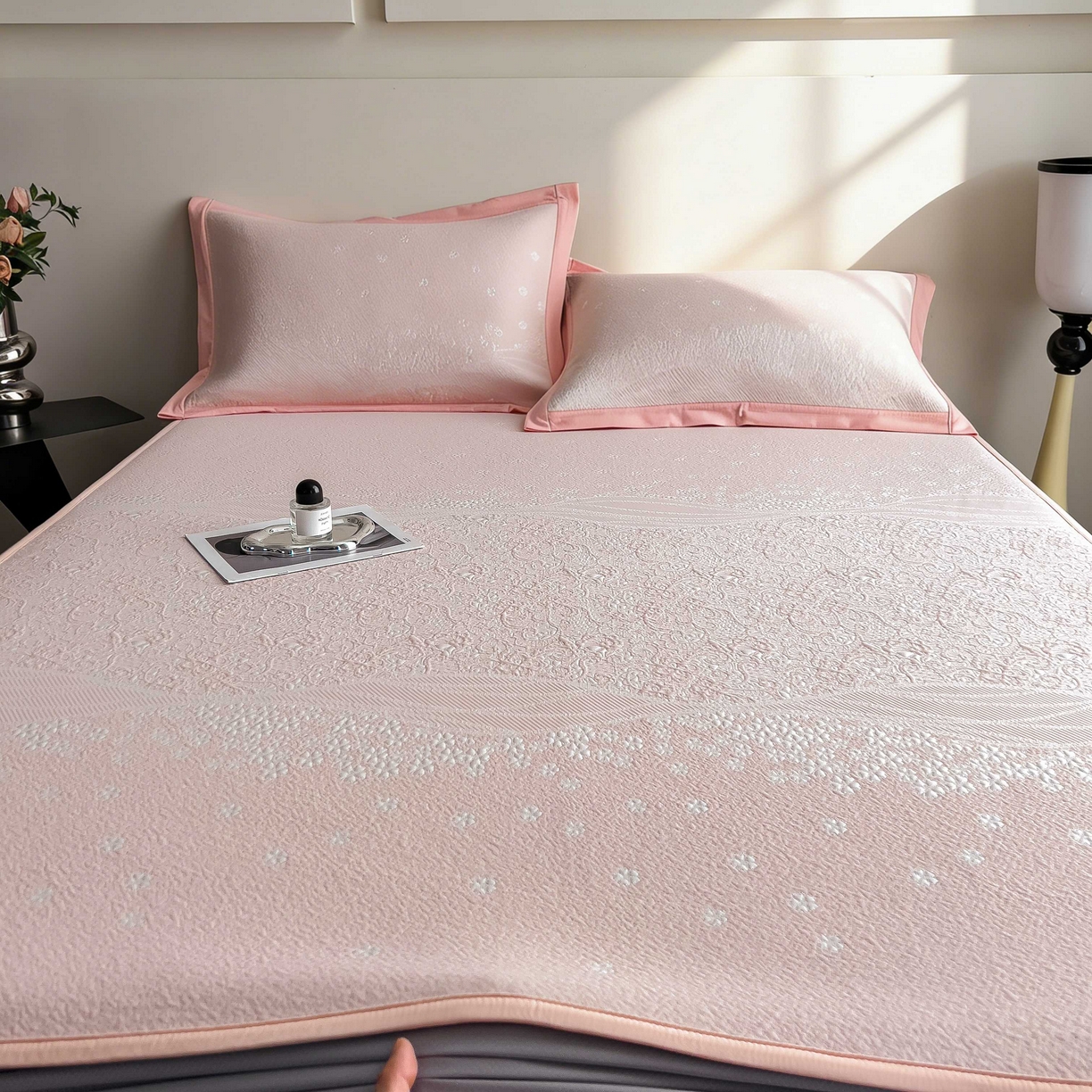 91家纺网 家纺一手货源 找家纺 孩子王家纺 2026春夏新款PE乙纶学生宿舍高克重凉感值过0.21冰豆豆席凉感席子凉席席子 花园蜜裸粉 床笠款