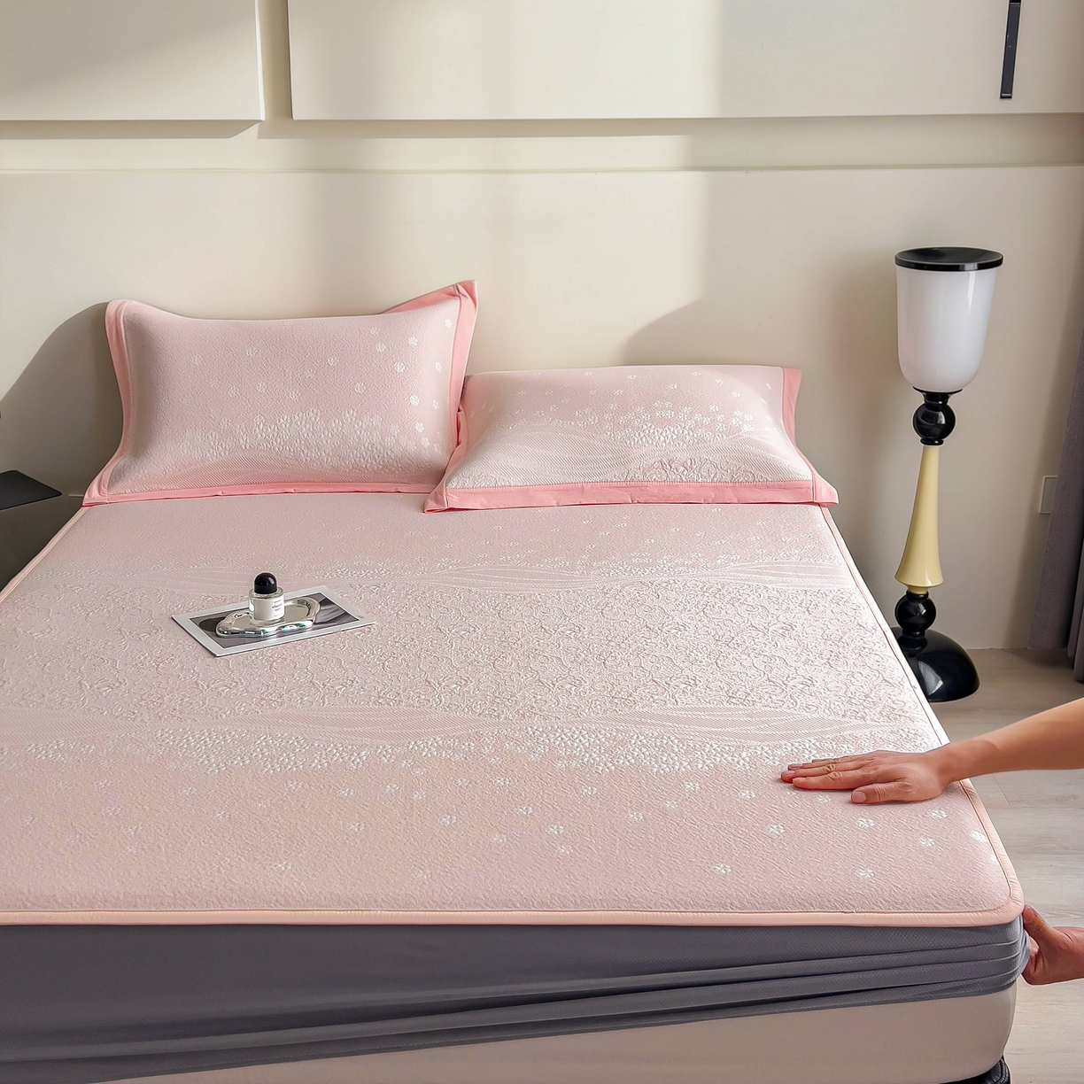 91家纺网 家纺一手货源 找家纺 孩子王家纺 2026春夏新款PE乙纶学生宿舍高克重凉感值过0.21冰豆豆席凉感席子凉席席子 花园蜜裸粉 床笠款