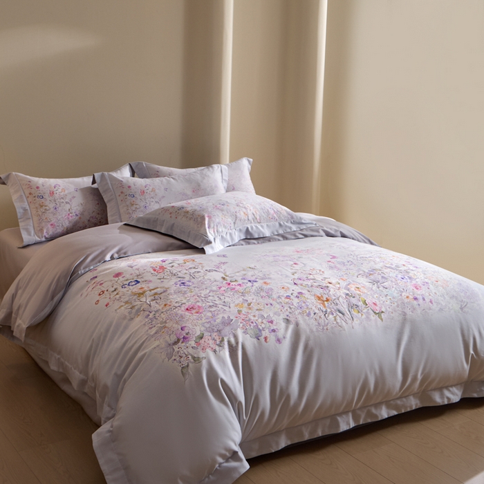 91家纺网 家纺一手货源 找家纺 U品汇 2026新品纯棉全棉平网大版数码印花四件套高端60支长绒棉贡缎埋绳宽边系列 雾花蝶影（紫）