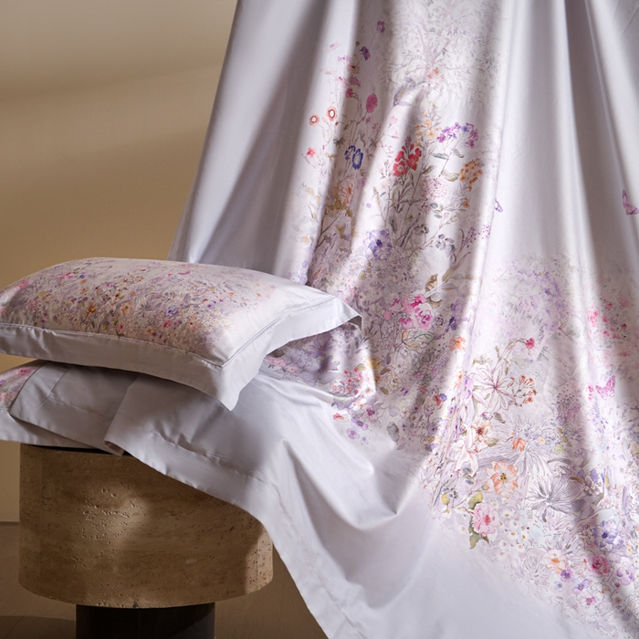 91家纺网 家纺一手货源 找家纺 U品汇 2026新品纯棉全棉平网大版数码印花四件套高端60支长绒棉贡缎埋绳宽边系列 雾花蝶影（紫）