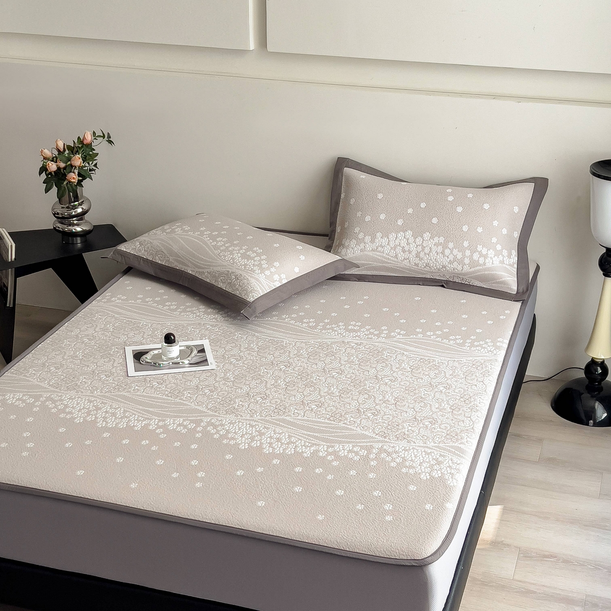 91家纺网 家纺一手货源 找家纺 孩子王家纺 2026春夏新款PE乙纶学生宿舍高克重凉感值过0.21冰豆豆席凉感席子凉席席子 花园奶酪咖 床笠款