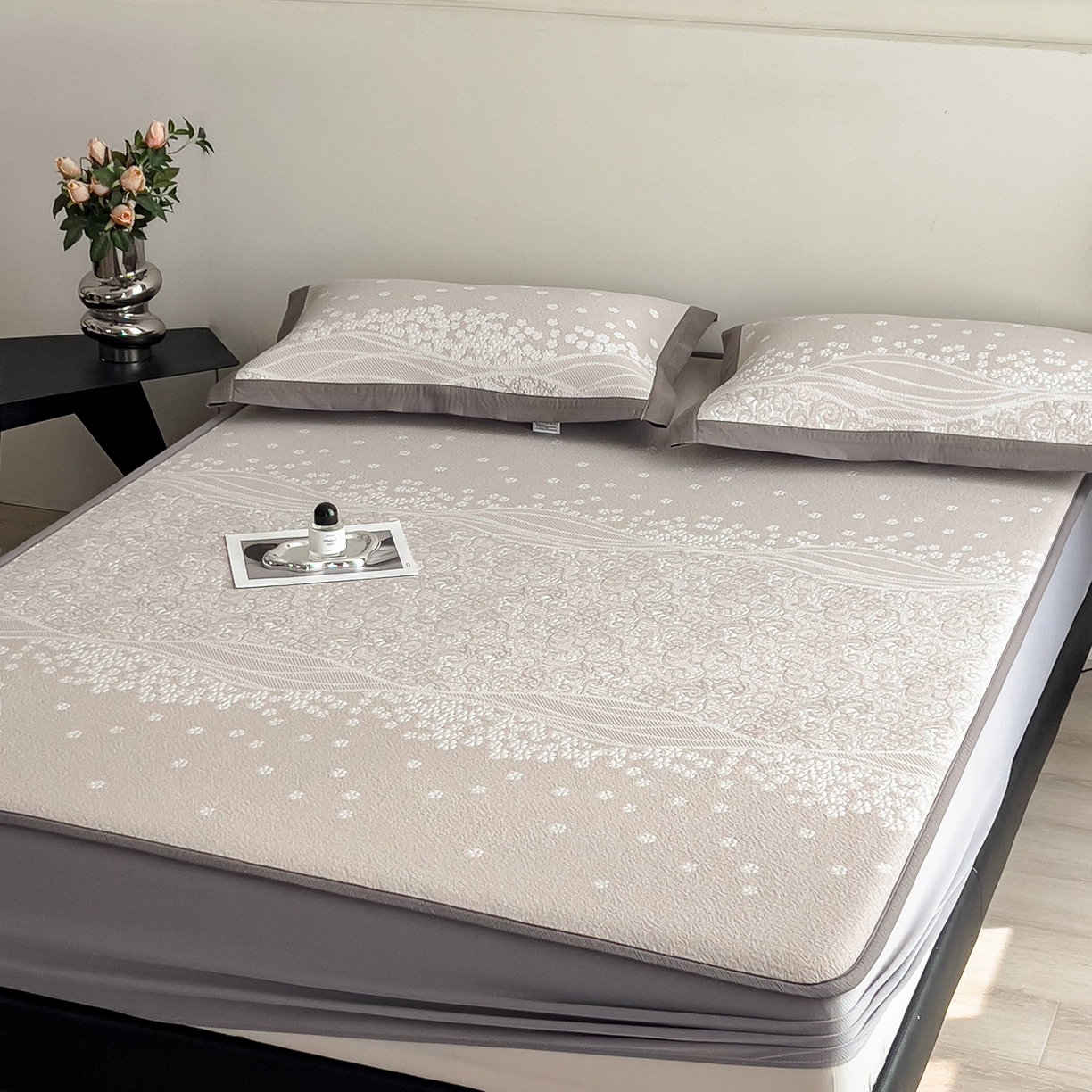 91家纺网 家纺一手货源 找家纺 孩子王家纺 2026春夏新款PE乙纶学生宿舍高克重凉感值过0.21冰豆豆席凉感席子凉席席子 花园奶酪咖 床笠款