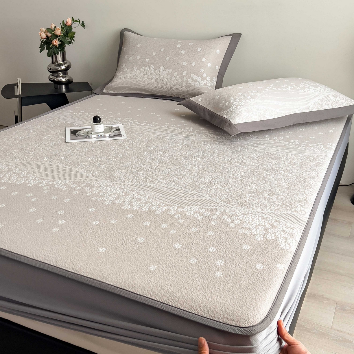 91家纺网 家纺一手货源 找家纺 孩子王家纺 2026春夏新款PE乙纶学生宿舍高克重凉感值过0.21冰豆豆席凉感席子凉席席子 花园奶酪咖 床笠款