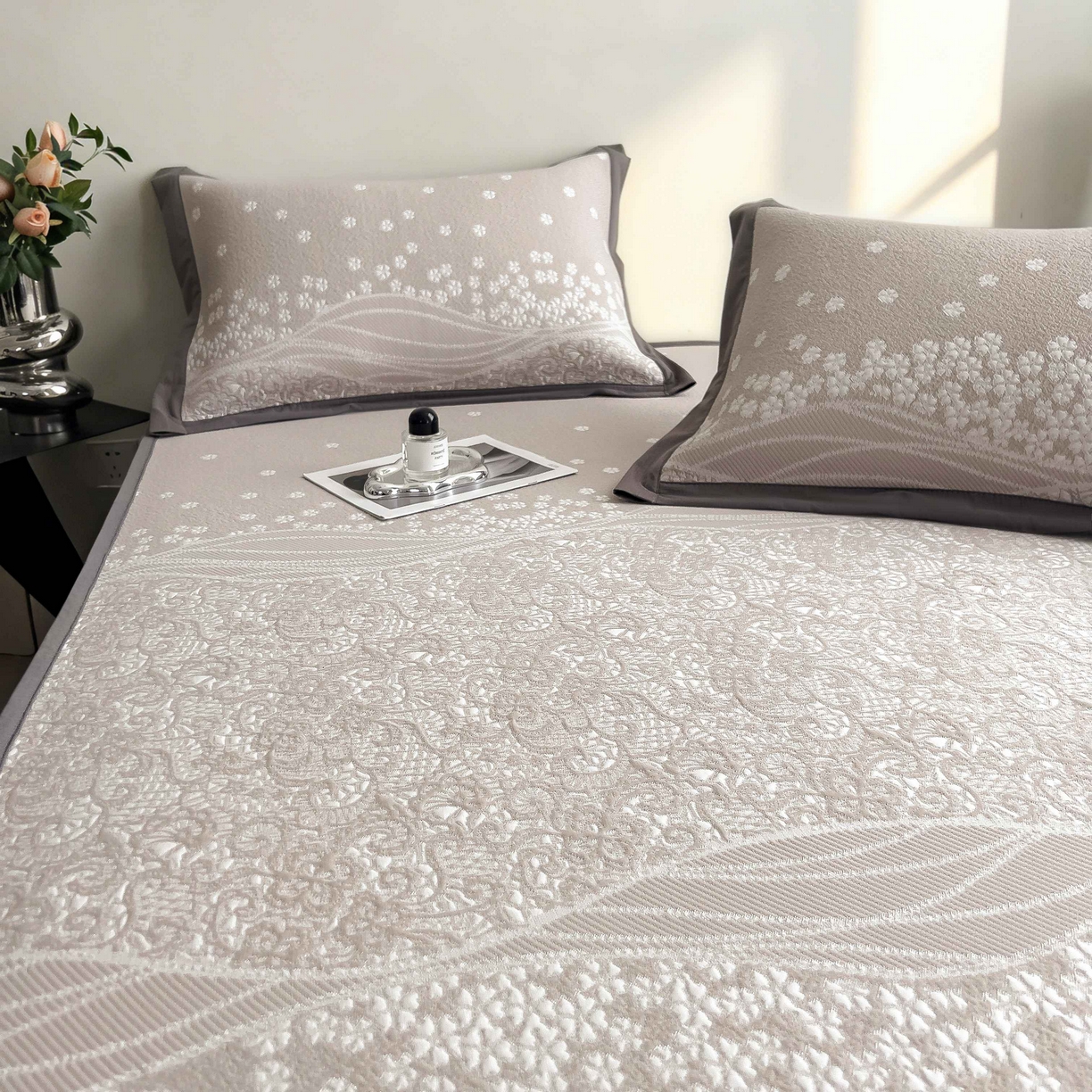 91家纺网 家纺一手货源 找家纺 孩子王家纺 2026春夏新款PE乙纶学生宿舍高克重凉感值过0.21冰豆豆席凉感席子凉席席子 花园奶酪咖 床笠款