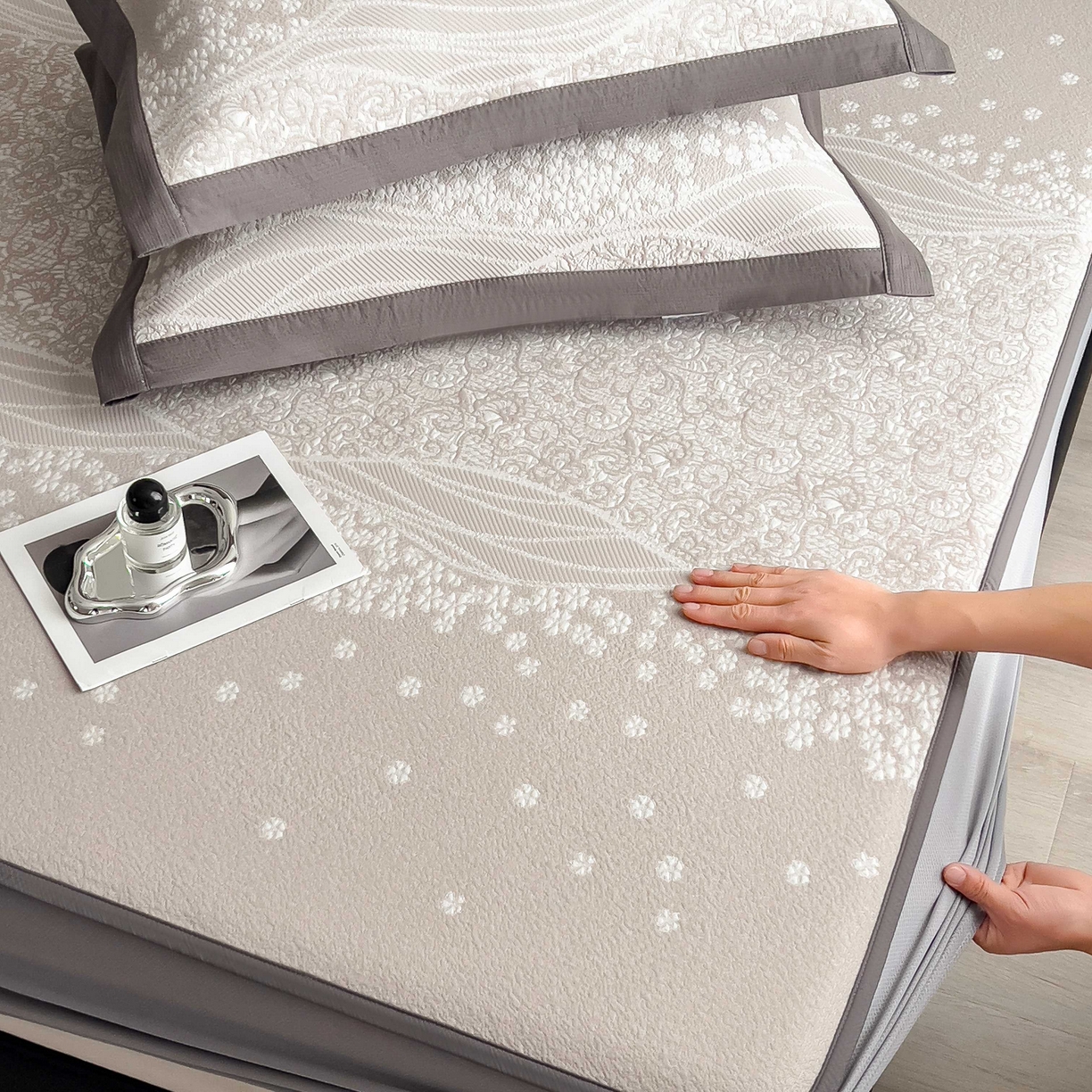 91家纺网 家纺一手货源 找家纺 孩子王家纺 2026春夏新款PE乙纶学生宿舍高克重凉感值过0.21冰豆豆席凉感席子凉席席子 花园奶酪咖 床笠款