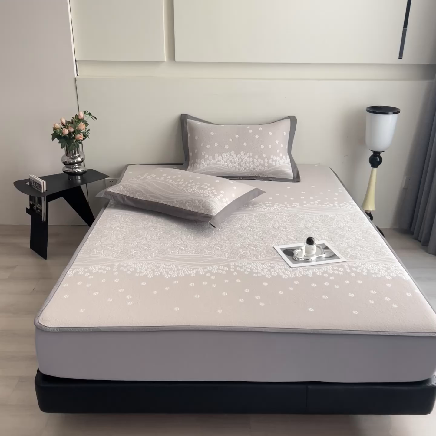 91家纺网 家纺一手货源 找家纺 孩子王家纺 2026春夏新款PE乙纶学生宿舍高克重凉感值过0.21冰豆豆席凉感席子凉席席子 花园奶酪咖 床笠款