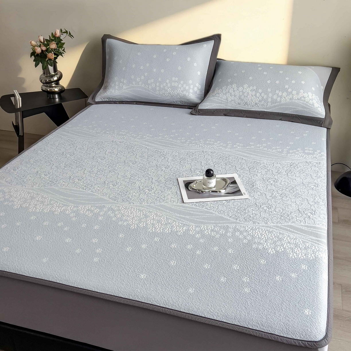 91家纺网 家纺一手货源 找家纺 孩子王家纺 2026春夏新款PE乙纶学生宿舍高克重凉感值过0.21冰豆豆席凉感席子凉席席子 花园尼罗淡蓝 床笠款