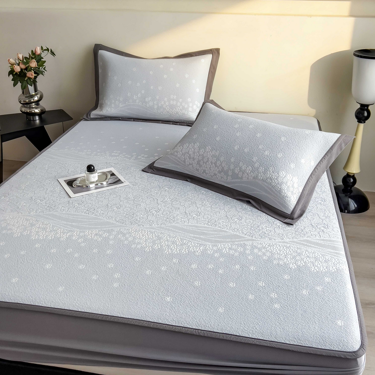 91家纺网 家纺一手货源 找家纺 孩子王家纺 2026春夏新款PE乙纶学生宿舍高克重凉感值过0.21冰豆豆席凉感席子凉席席子 花园尼罗淡蓝 床笠款