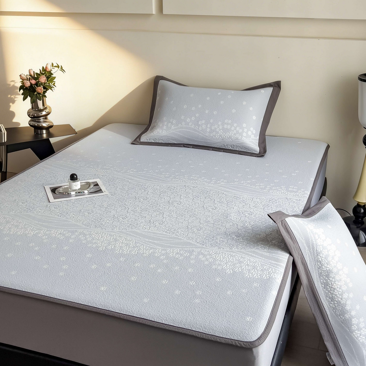 91家纺网 家纺一手货源 找家纺 孩子王家纺 2026春夏新款PE乙纶学生宿舍高克重凉感值过0.21冰豆豆席凉感席子凉席席子 花园尼罗淡蓝 床笠款