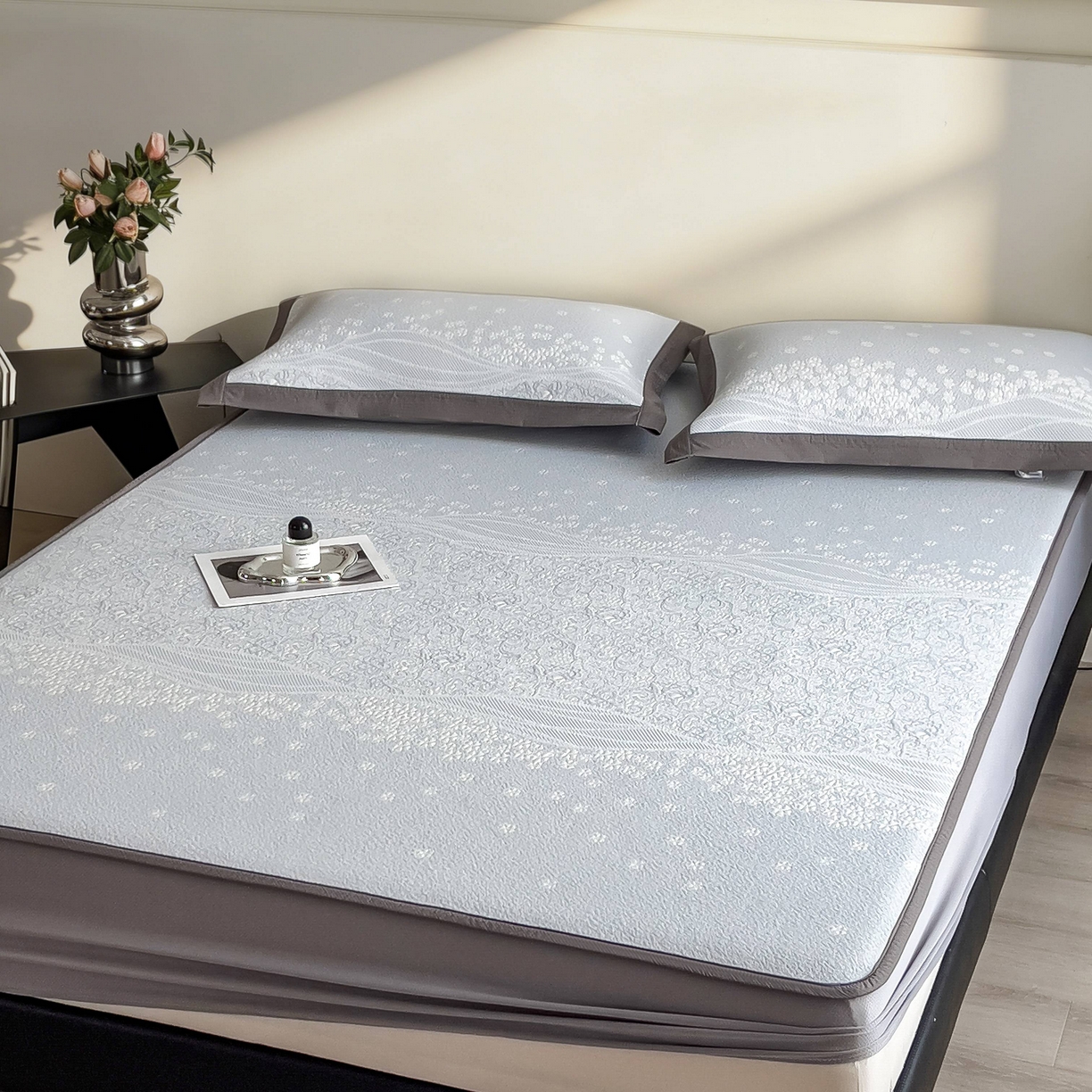 91家纺网 家纺一手货源 找家纺 孩子王家纺 2026春夏新款PE乙纶学生宿舍高克重凉感值过0.21冰豆豆席凉感席子凉席席子 花园尼罗淡蓝 床笠款