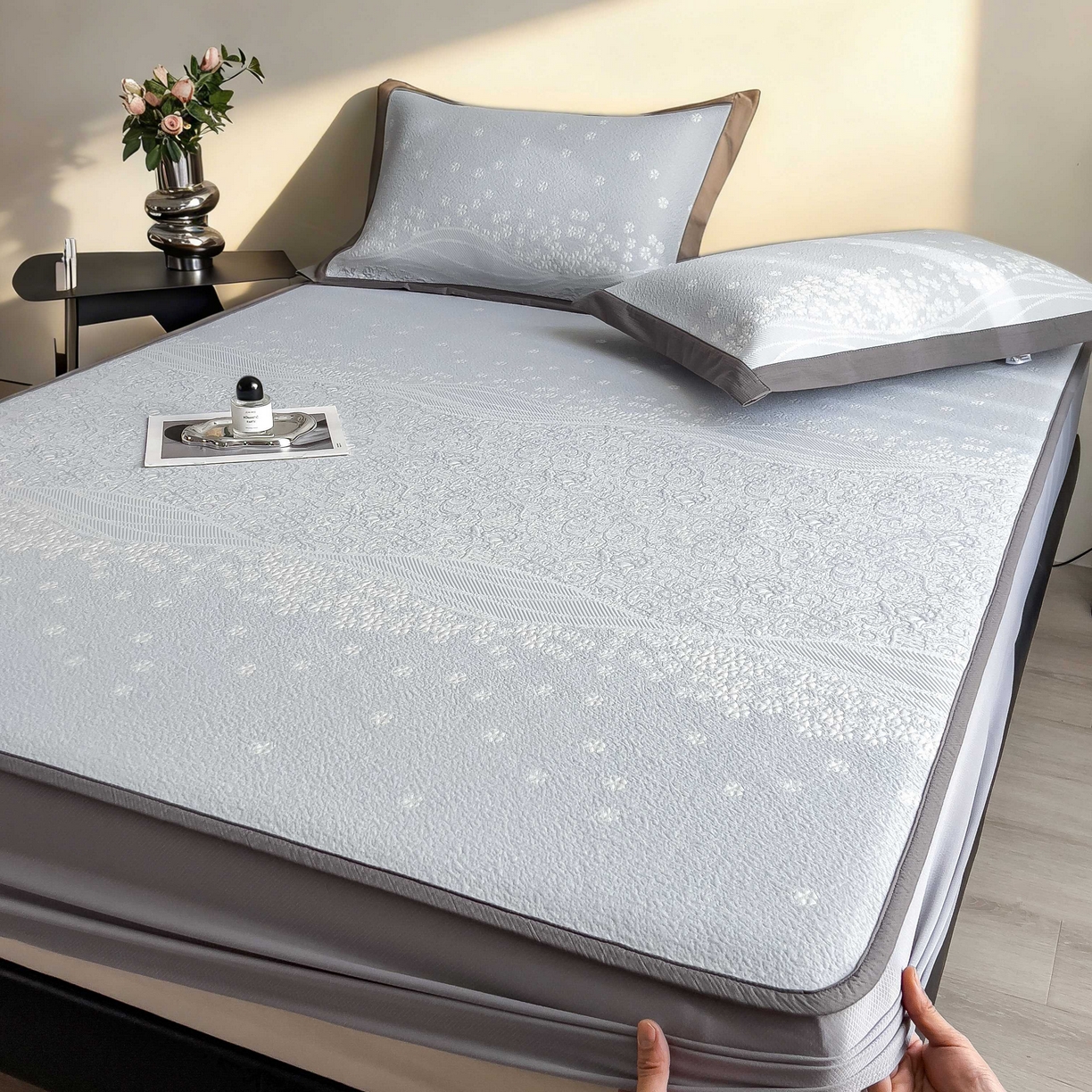 91家纺网 家纺一手货源 找家纺 孩子王家纺 2026春夏新款PE乙纶学生宿舍高克重凉感值过0.21冰豆豆席凉感席子凉席席子 花园尼罗淡蓝 床笠款