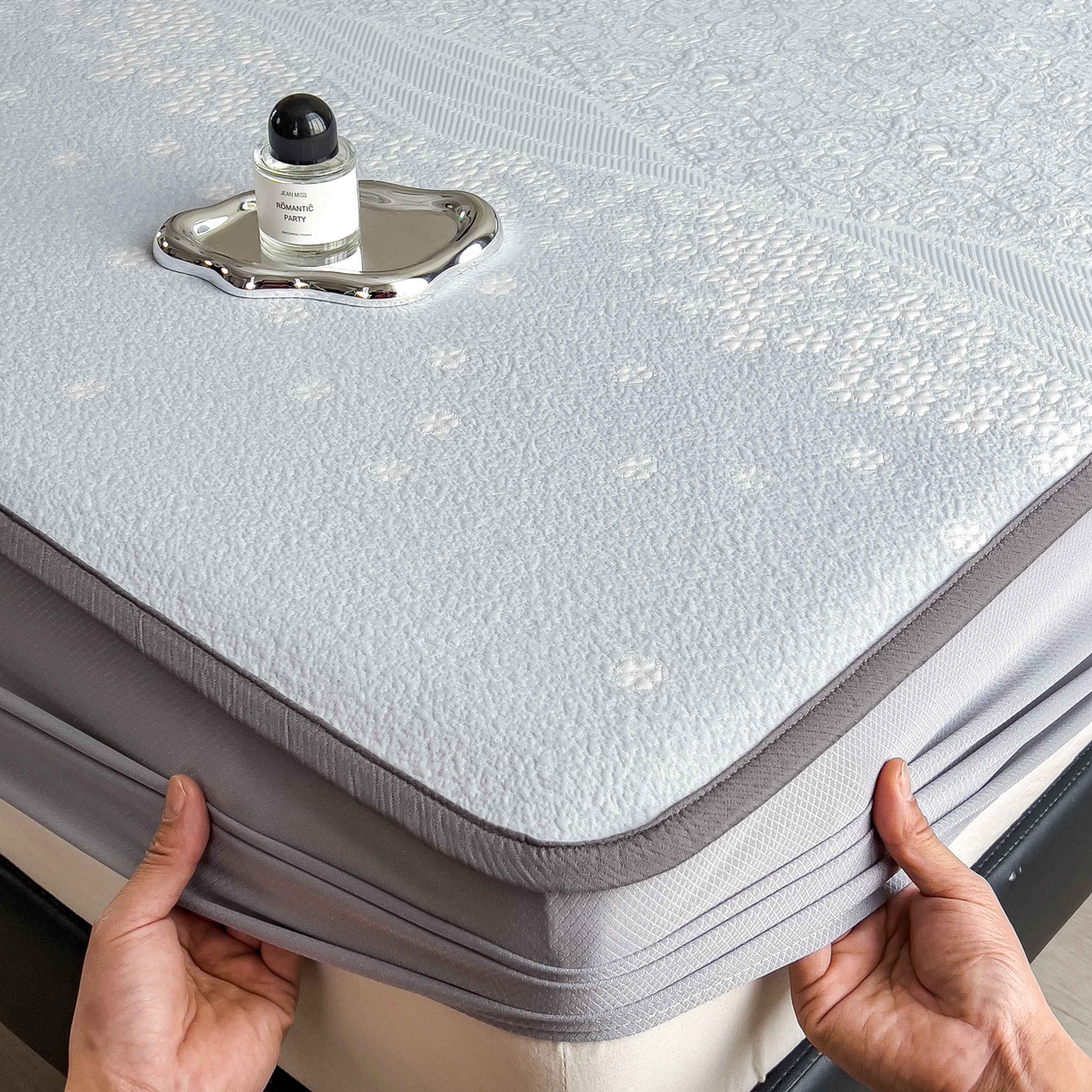 91家纺网 家纺一手货源 找家纺 孩子王家纺 2026春夏新款PE乙纶学生宿舍高克重凉感值过0.21冰豆豆席凉感席子凉席席子 花园尼罗淡蓝 床笠款