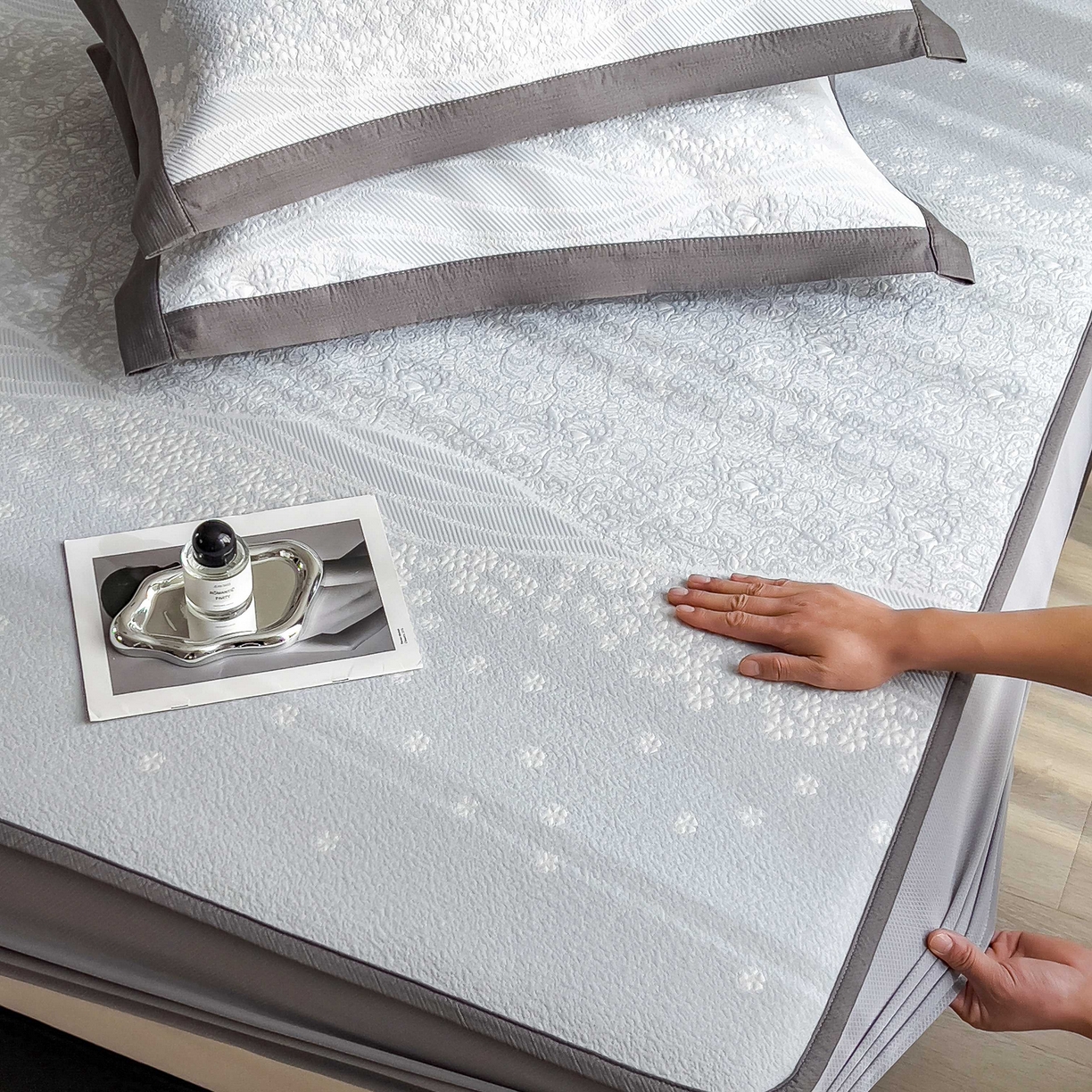 91家纺网 家纺一手货源 找家纺 孩子王家纺 2026春夏新款PE乙纶学生宿舍高克重凉感值过0.21冰豆豆席凉感席子凉席席子 花园尼罗淡蓝 床笠款