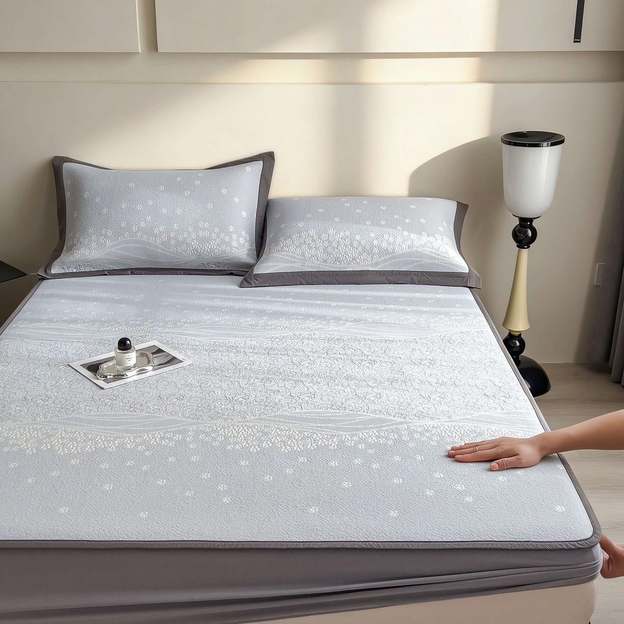 91家纺网 家纺一手货源 找家纺 孩子王家纺 2026春夏新款PE乙纶学生宿舍高克重凉感值过0.21冰豆豆席凉感席子凉席席子 花园尼罗淡蓝 床笠款