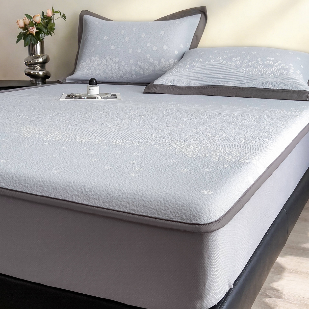 91家纺网 家纺一手货源 找家纺 孩子王家纺 2026春夏新款PE乙纶学生宿舍高克重凉感值过0.21冰豆豆席凉感席子凉席席子 花园尼罗淡蓝 床笠款