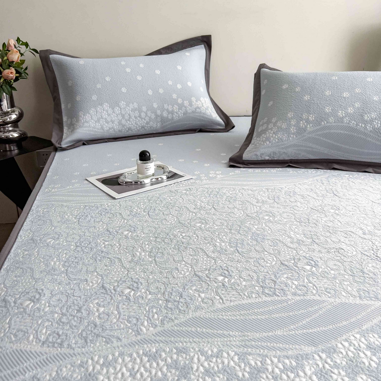 91家纺网 家纺一手货源 找家纺 孩子王家纺 2026春夏新款PE乙纶学生宿舍高克重凉感值过0.21冰豆豆席凉感席子凉席席子 花园尼罗淡蓝 床笠款