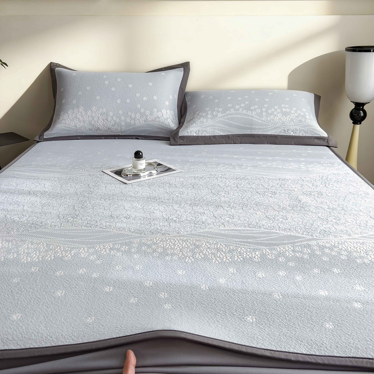 91家纺网 家纺一手货源 找家纺 孩子王家纺 2026春夏新款PE乙纶学生宿舍高克重凉感值过0.21冰豆豆席凉感席子凉席席子 花园尼罗淡蓝 床笠款