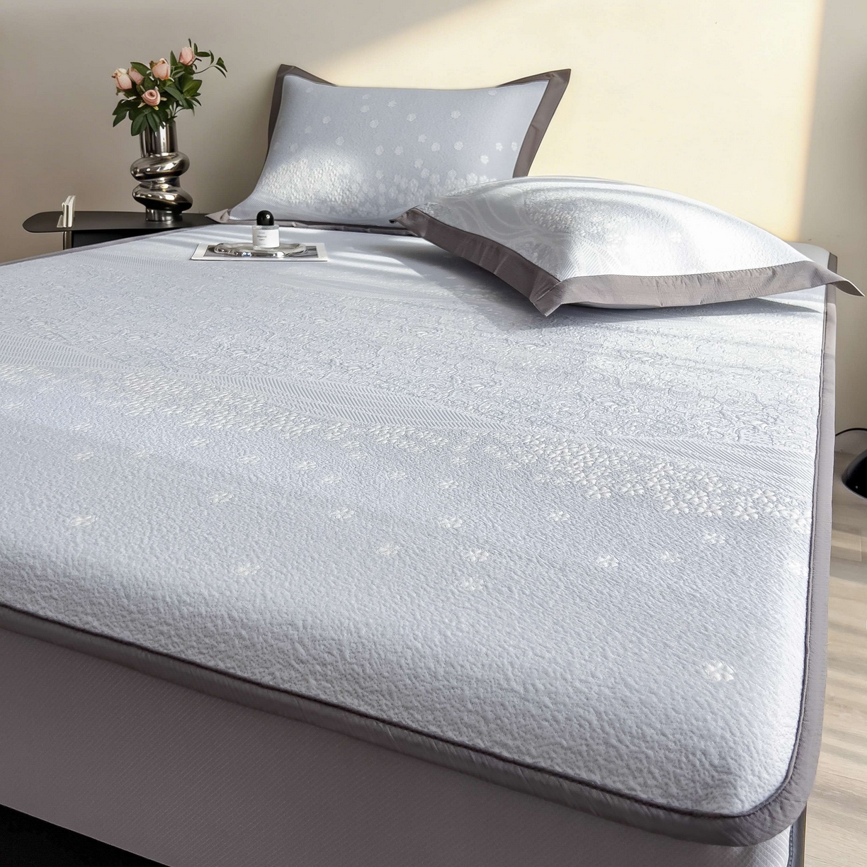 91家纺网 家纺一手货源 找家纺 孩子王家纺 2026春夏新款PE乙纶学生宿舍高克重凉感值过0.21冰豆豆席凉感席子凉席席子 花园尼罗淡蓝 床笠款