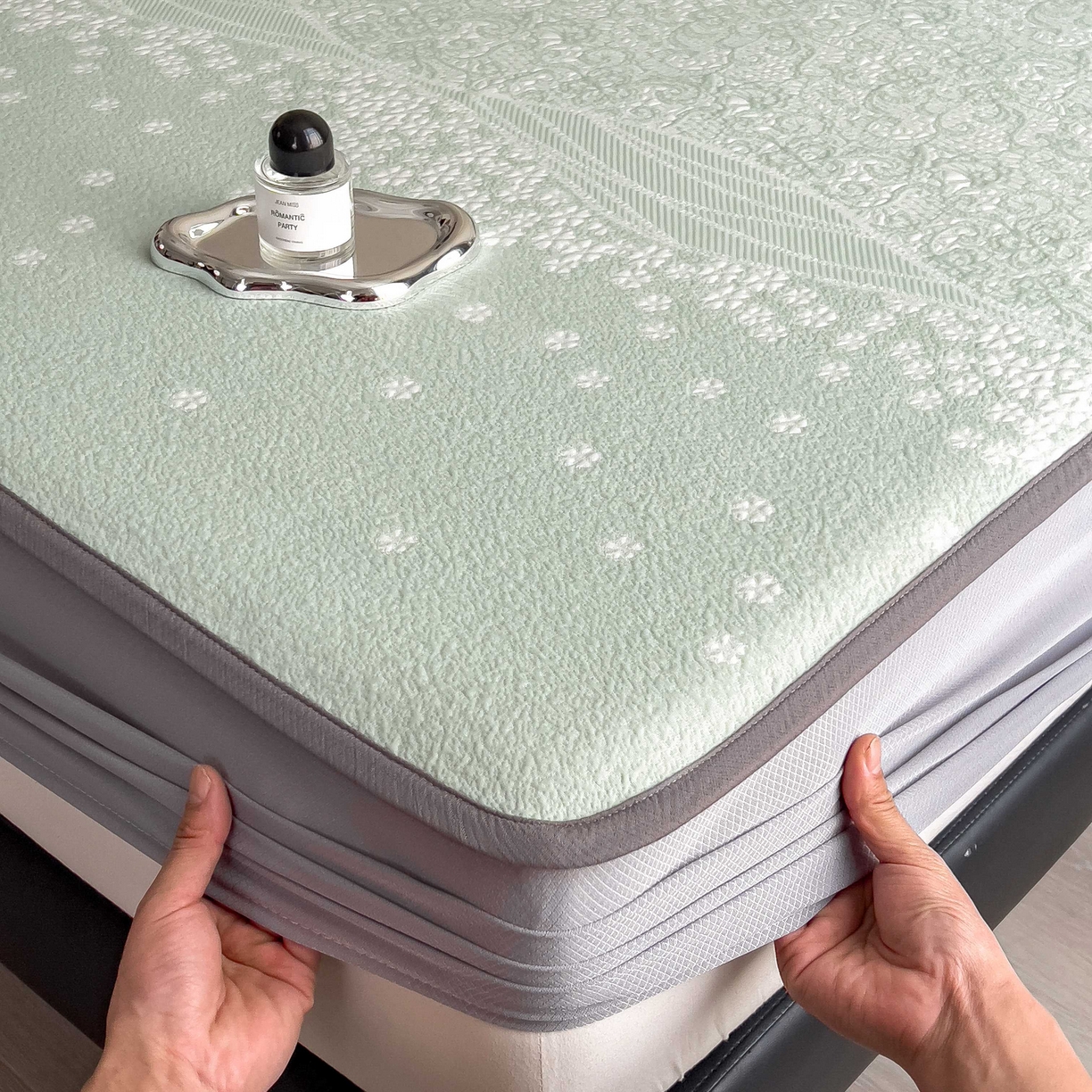 91家纺网 家纺一手货源 找家纺 孩子王家纺 2026春夏新款PE乙纶学生宿舍高克重凉感值过0.21冰豆豆席凉感席子凉席席子 花园青草绿 床笠款