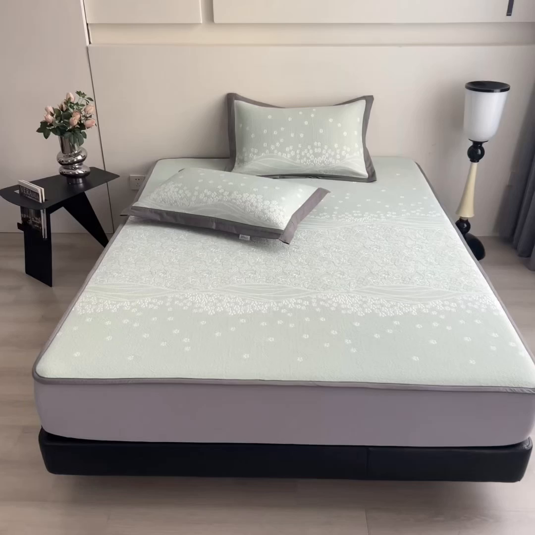 91家纺网 家纺一手货源 找家纺 孩子王家纺 2026春夏新款PE乙纶学生宿舍高克重凉感值过0.21冰豆豆席凉感席子凉席席子 花园青草绿 床笠款