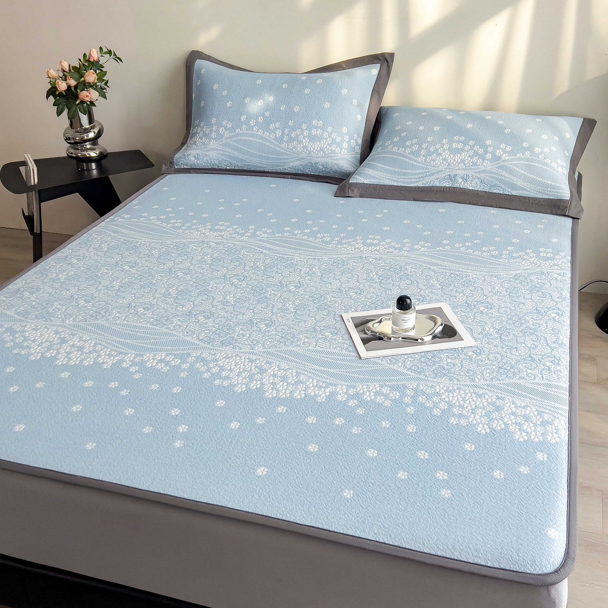 91家纺网 家纺一手货源 找家纺 孩子王家纺 2026春夏新款PE乙纶学生宿舍高克重凉感值过0.21冰豆豆席凉感席子凉席席子 花园星雾蓝 床笠款