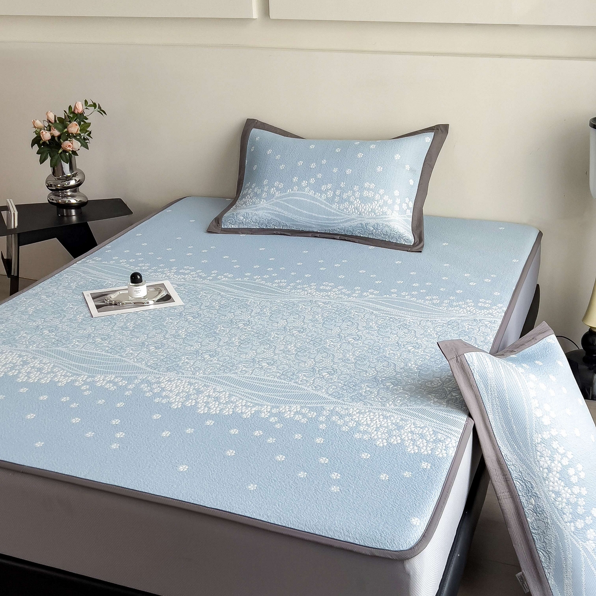 91家纺网 家纺一手货源 找家纺 孩子王家纺 2026春夏新款PE乙纶学生宿舍高克重凉感值过0.21冰豆豆席凉感席子凉席席子 花园星雾蓝 床笠款