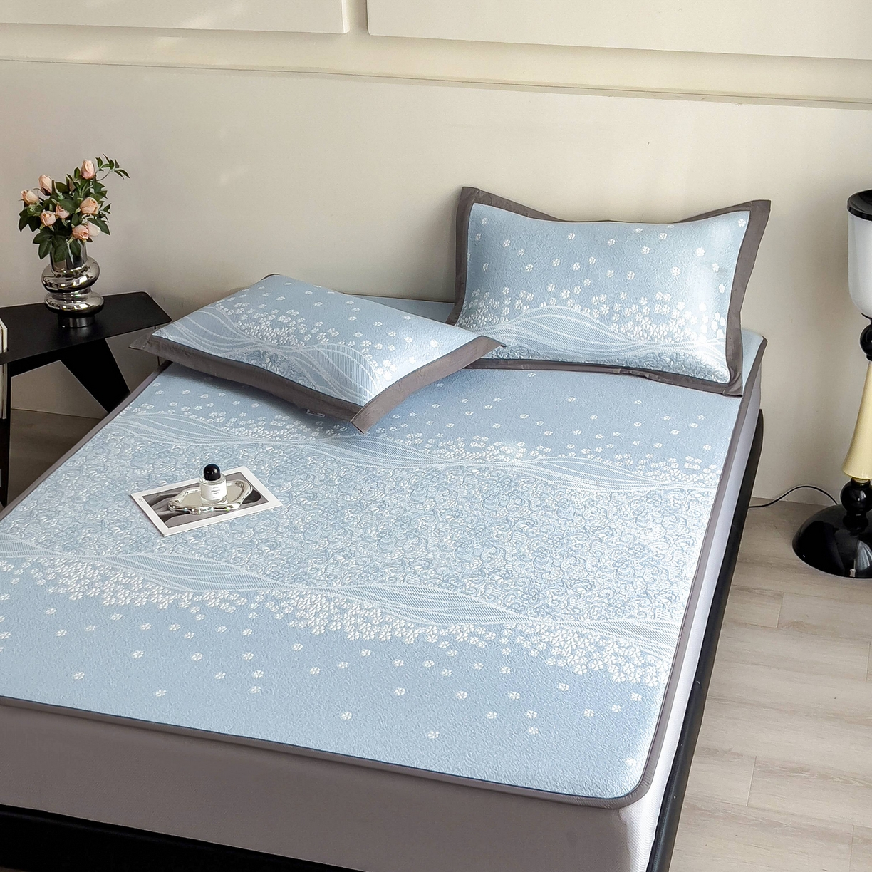 91家纺网 家纺一手货源 找家纺 孩子王家纺 2026春夏新款PE乙纶学生宿舍高克重凉感值过0.21冰豆豆席凉感席子凉席席子 花园星雾蓝 床笠款