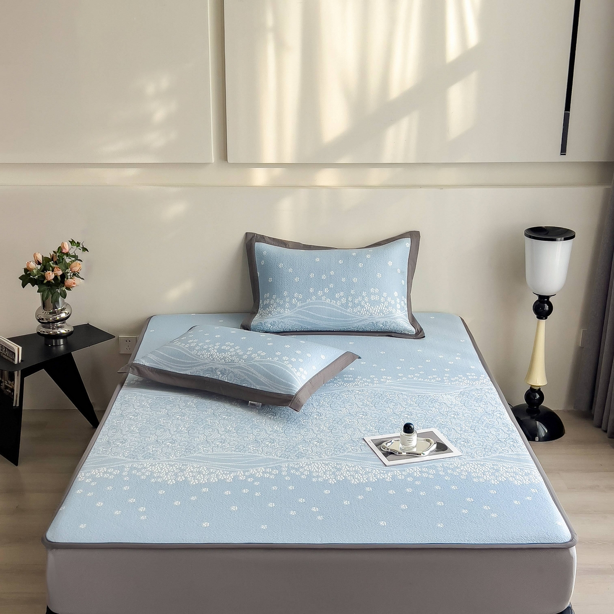 91家纺网 家纺一手货源 找家纺 孩子王家纺 2026春夏新款PE乙纶学生宿舍高克重凉感值过0.21冰豆豆席凉感席子凉席席子 花园星雾蓝 床笠款