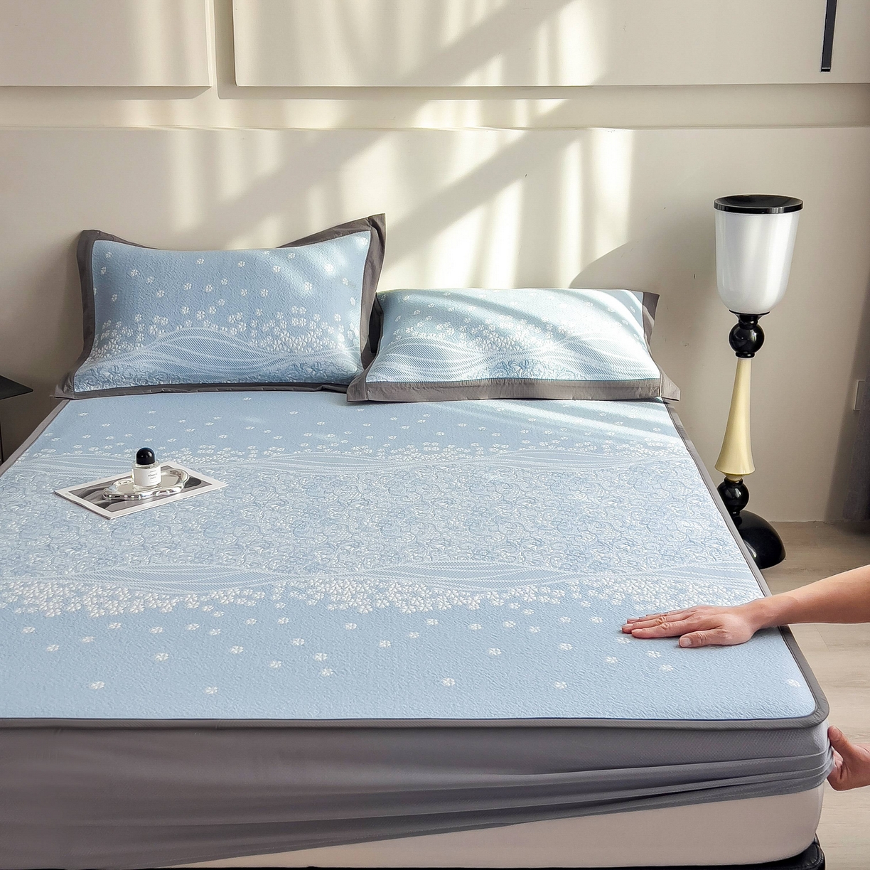 91家纺网 家纺一手货源 找家纺 孩子王家纺 2026春夏新款PE乙纶学生宿舍高克重凉感值过0.21冰豆豆席凉感席子凉席席子 花园星雾蓝 床笠款