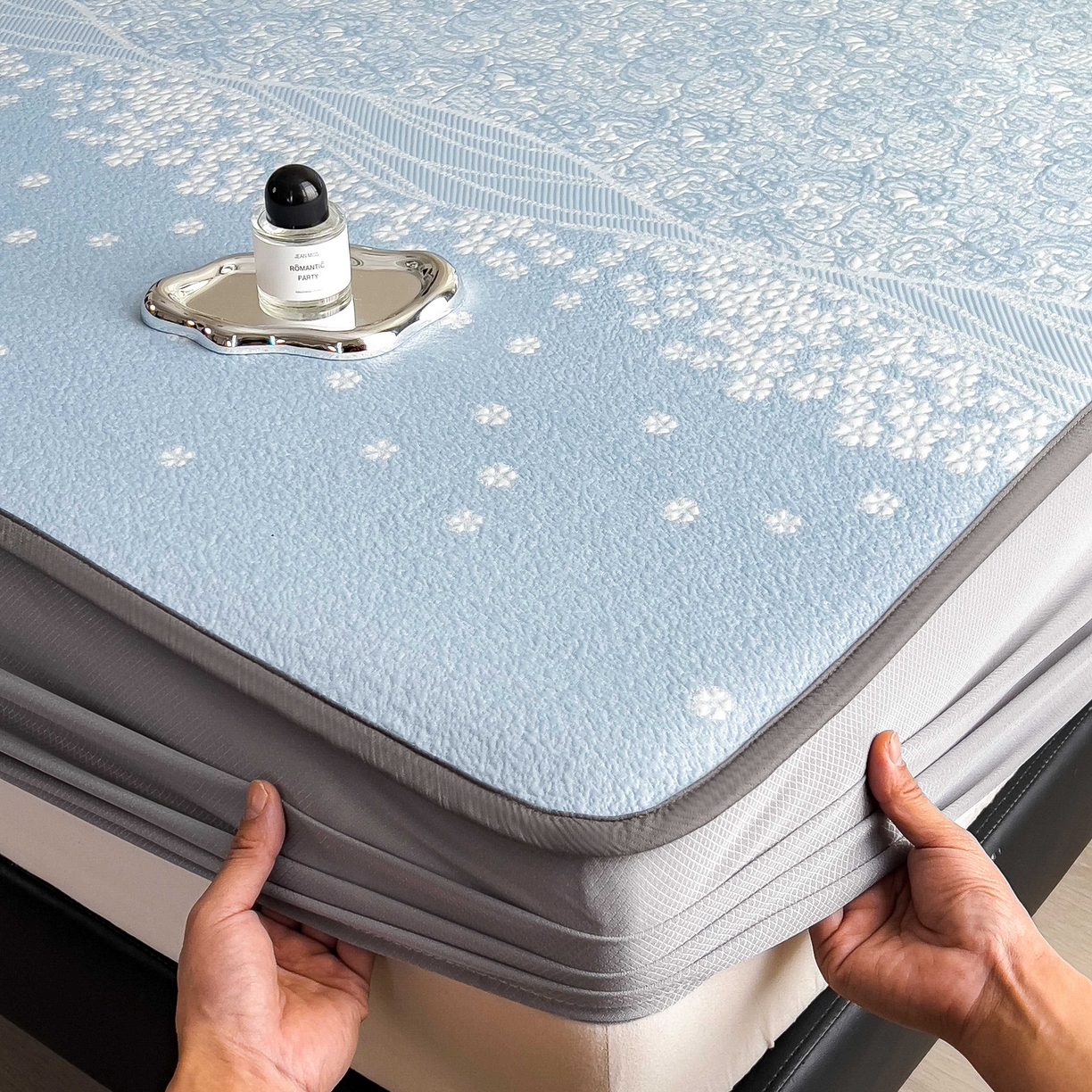 91家纺网 家纺一手货源 找家纺 孩子王家纺 2026春夏新款PE乙纶学生宿舍高克重凉感值过0.21冰豆豆席凉感席子凉席席子 花园星雾蓝 床笠款