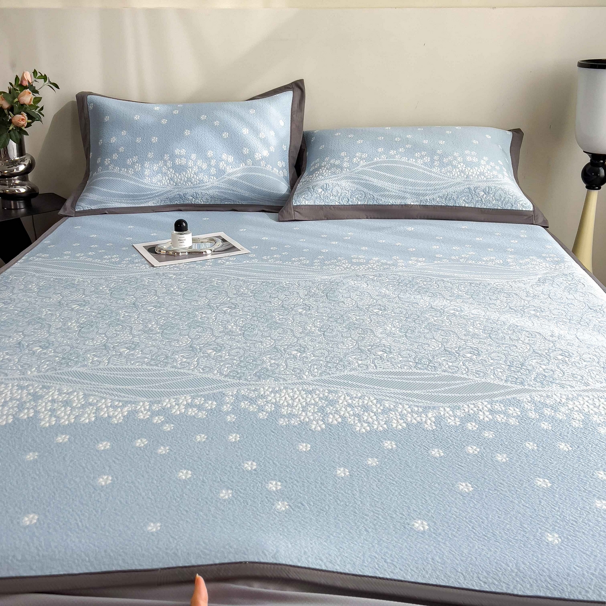 91家纺网 家纺一手货源 找家纺 孩子王家纺 2026春夏新款PE乙纶学生宿舍高克重凉感值过0.21冰豆豆席凉感席子凉席席子 花园星雾蓝 床笠款