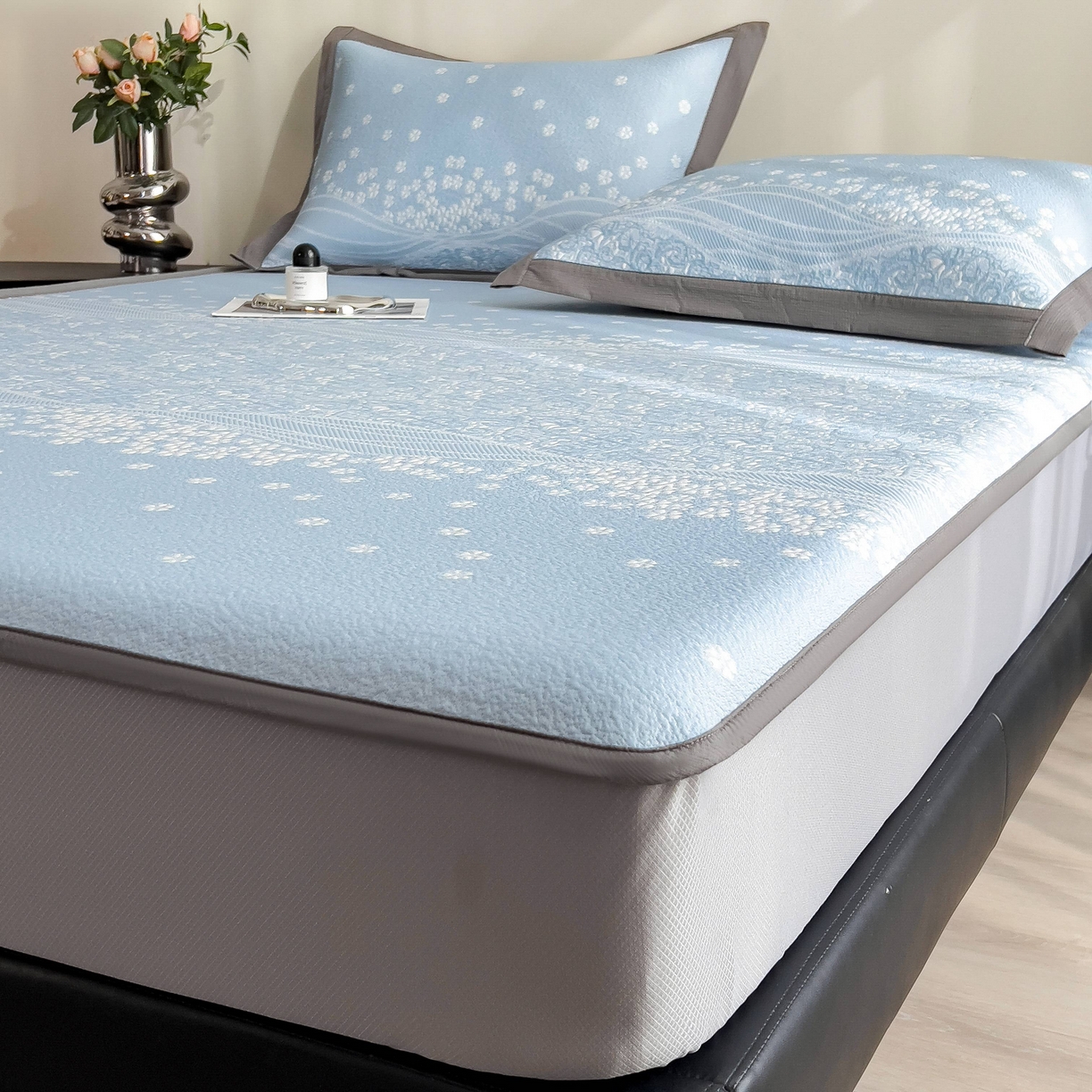 91家纺网 家纺一手货源 找家纺 孩子王家纺 2026春夏新款PE乙纶学生宿舍高克重凉感值过0.21冰豆豆席凉感席子凉席席子 花园星雾蓝 床笠款