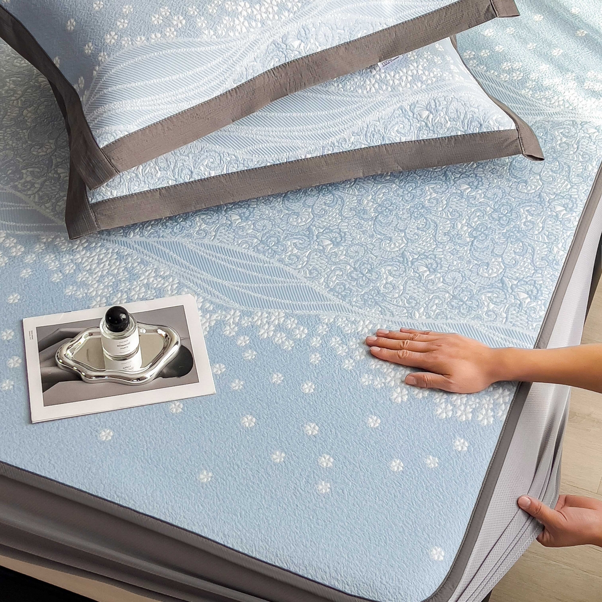 91家纺网 家纺一手货源 找家纺 孩子王家纺 2026春夏新款PE乙纶学生宿舍高克重凉感值过0.21冰豆豆席凉感席子凉席席子 花园星雾蓝 床笠款